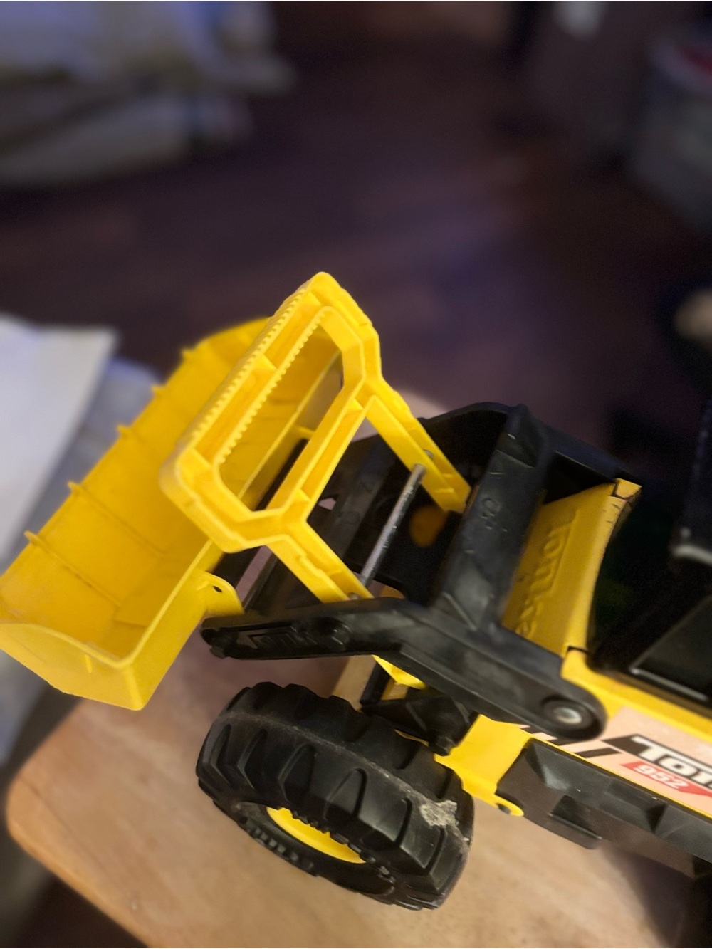 Tonka 952 Steel
Classics Front Loader with large front bucket with yellow hubs. - Picture 5 of 6